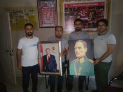 Şehit ve gazi derneğine Atatürk ve Erdoğan posteri hediye edildi