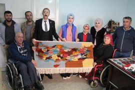 Engelli vatandaşlar, dokudukları halıyı Cumhurbaşkanı Erdoğan’a ulaştırmak istiyor