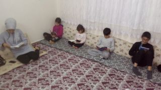 Gercüş’te öğrenciler aileleri ile birlikte kitap okuyor